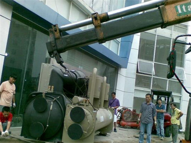 大邑县随车吊和汽车吊的核心区别是什么？哪种更省钱？