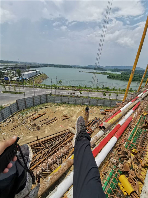 大邑县作业中发生设备损坏或人员意外，责任怎么划分？